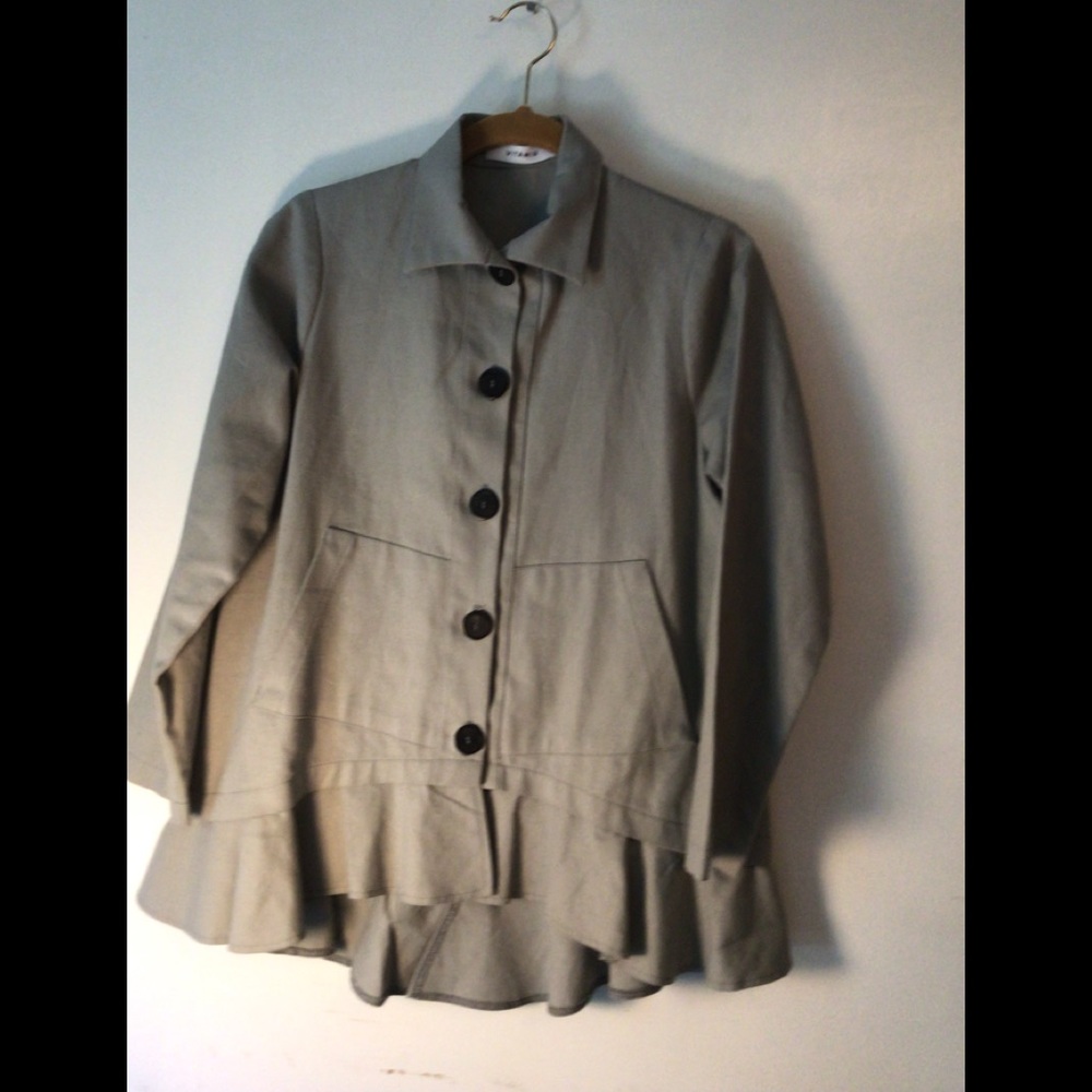 - VITAMIN Light  weight jacket with ruffle or peplum at the hem zSz XS